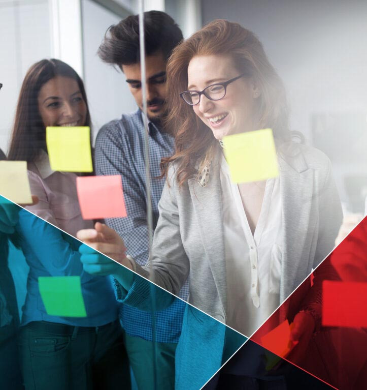 Pessoas trabalhando com post-its